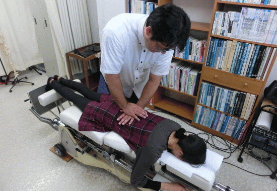 脊柱側湾症の治し方とカイロプラクティックと整体の姿勢矯正